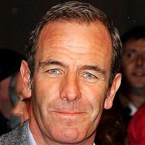height of Robson Green